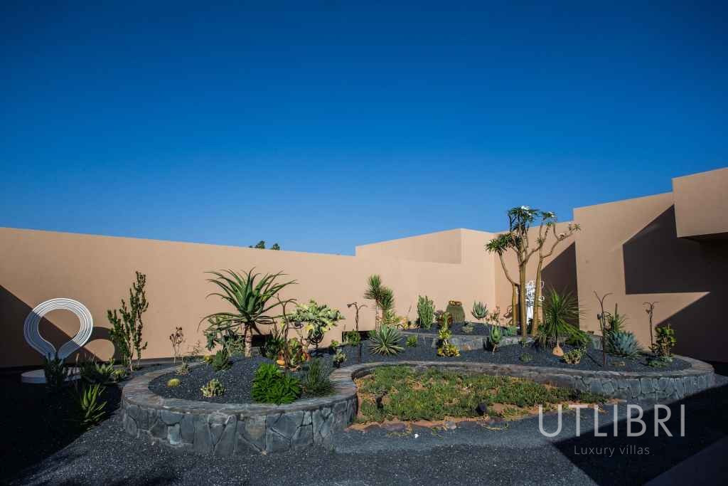 Extraordinary villa, Royal Palm and around