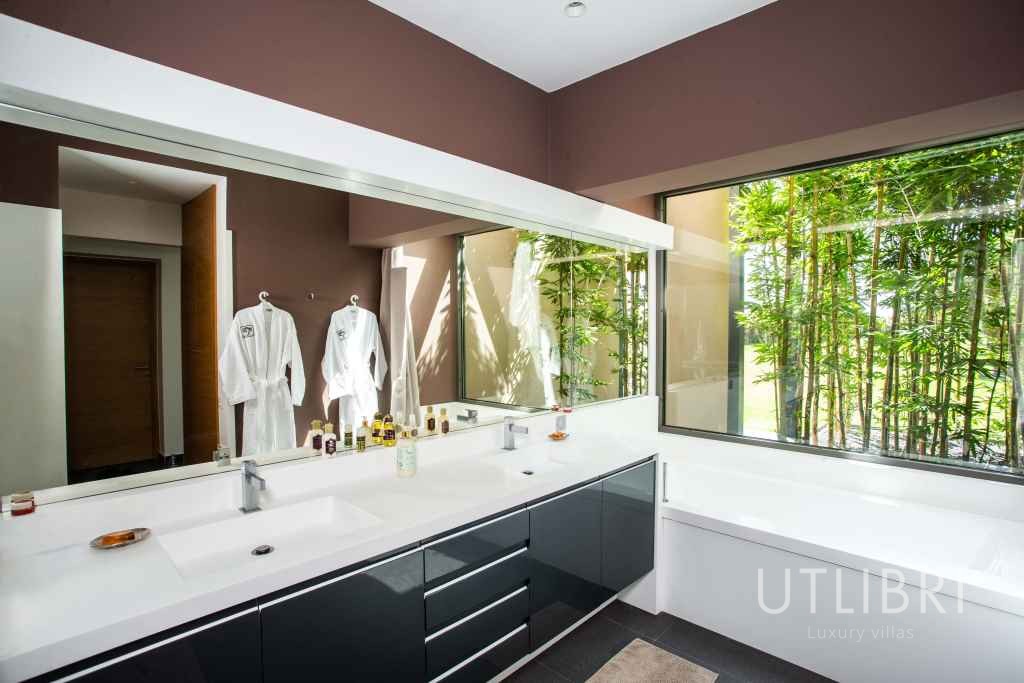 Extraordinary villa, Royal Palm and around