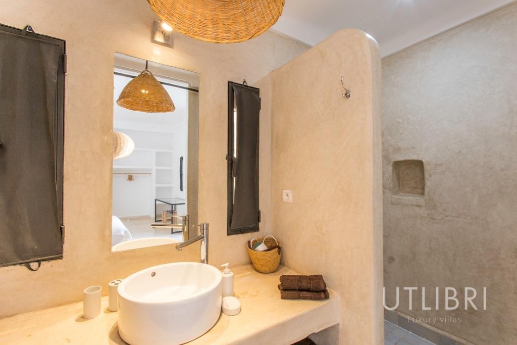 Extraordinary villa, Road to Fes