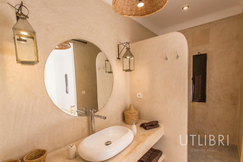 Extraordinary villa, Road to Fes