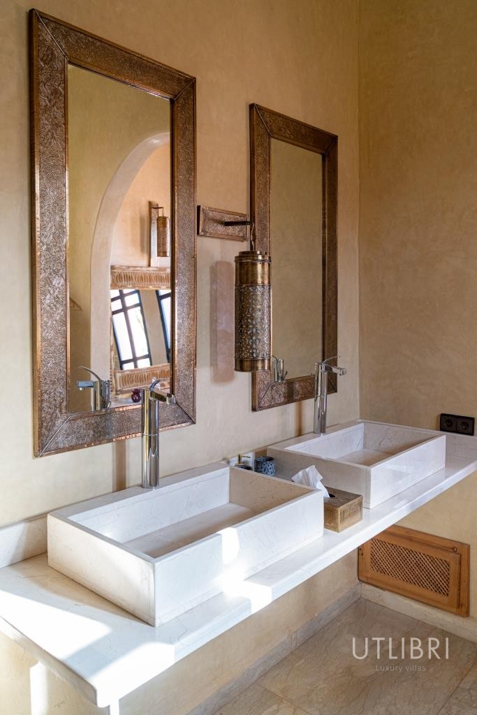 Extraordinary villa, Road to Fes