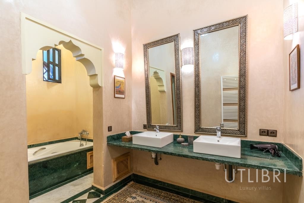 Extraordinary villa, Road to Fes