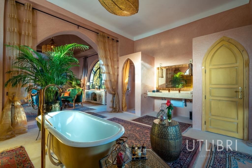 Extraordinary villa, Road to Fes