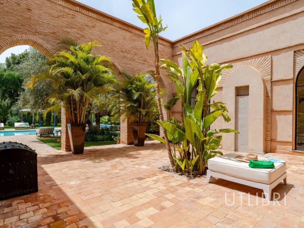 Extraordinary villa, Royal Palm and around