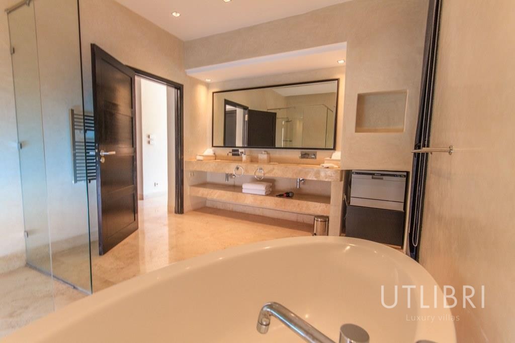 Extraordinary villa, Royal Palm and around