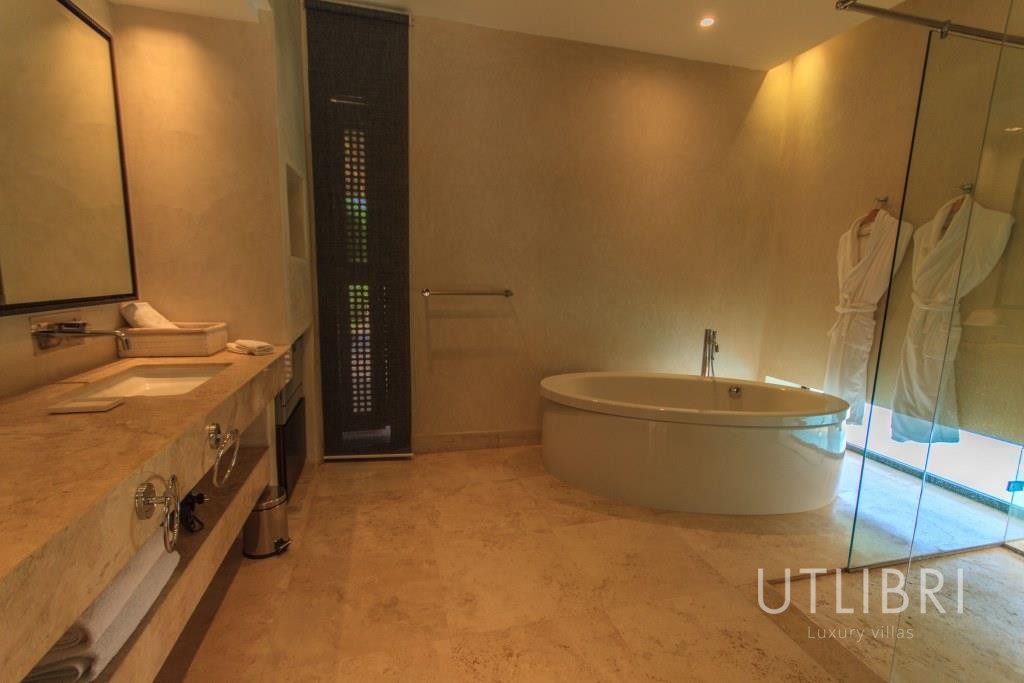 Extraordinary villa, Royal Palm and around