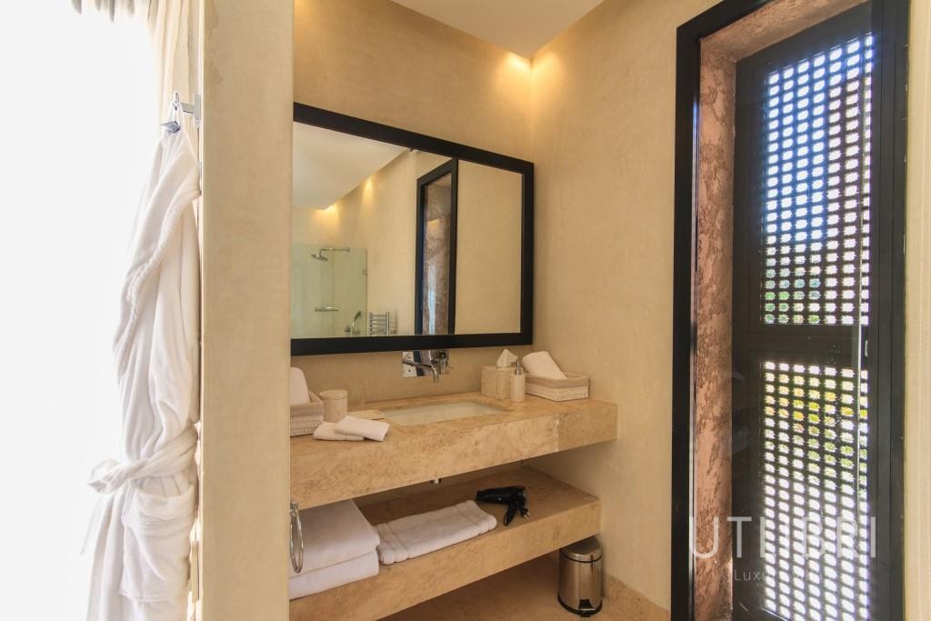 Extraordinary villa, Royal Palm and around
