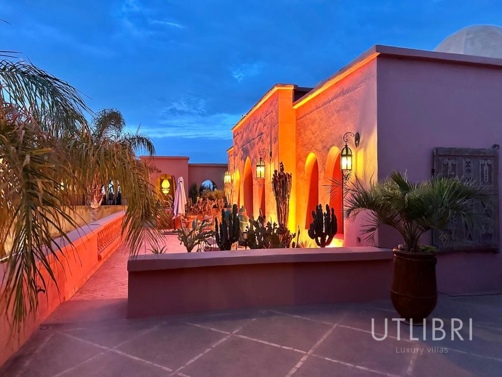 Extraordinary villa, Road to Fes